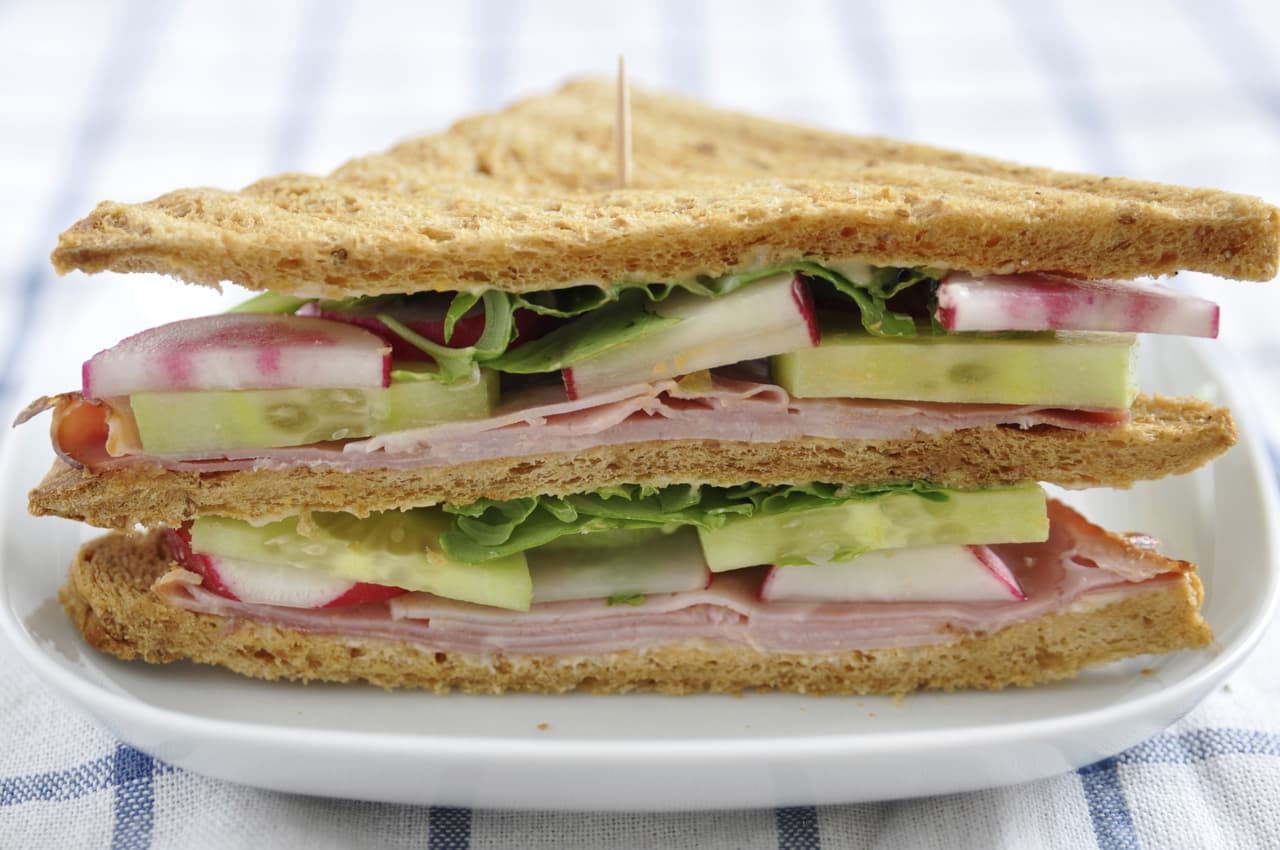 Receta de sándwich de paltas, cebollas, queso crema y frutilla