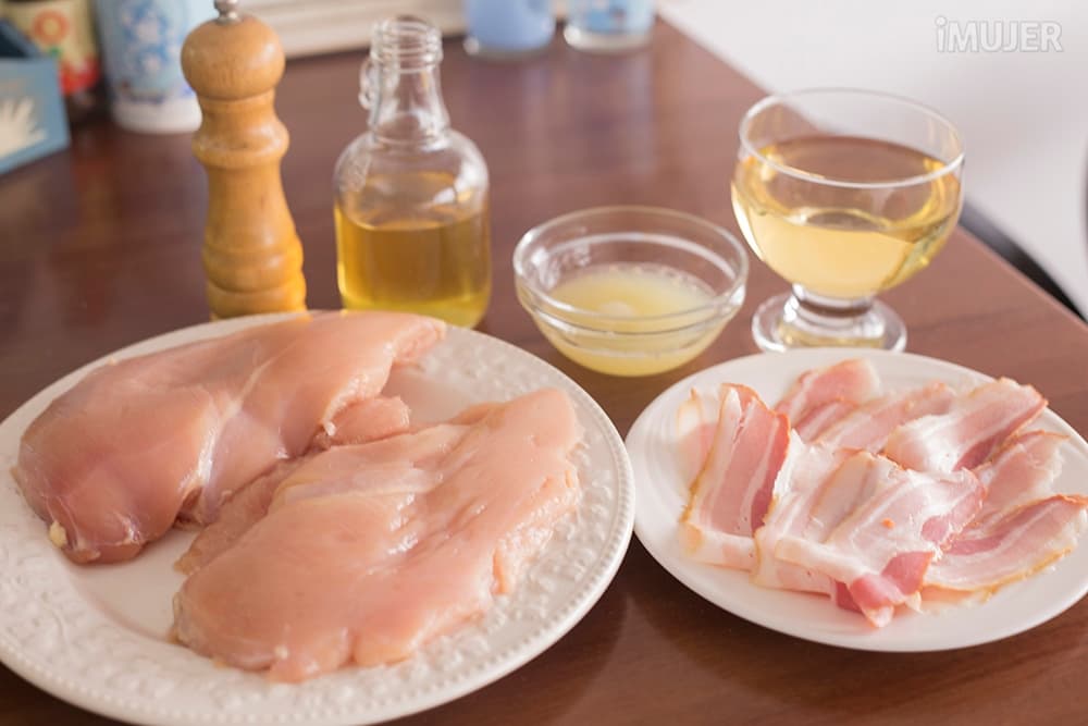 Sencillos arrollados de pollo con panceta para el almuerzo de hoy