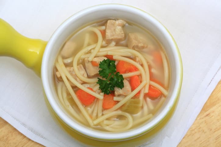 Sopa de fideos con pollo