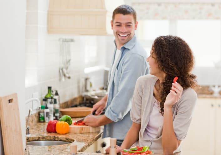 5 beneficios que no conocías de cocinar en pareja
