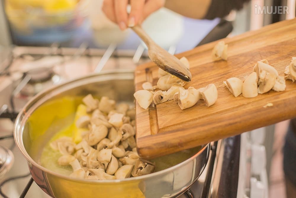 Fáciles y económicos tallarines con atún y champiñones