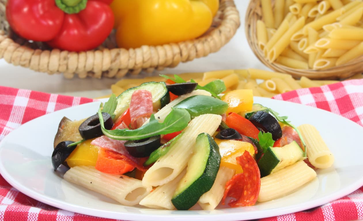 Ensalada con tomate, pepino y habas