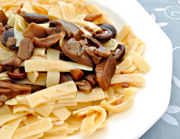 Pasta cremosa con champiñones y pollo