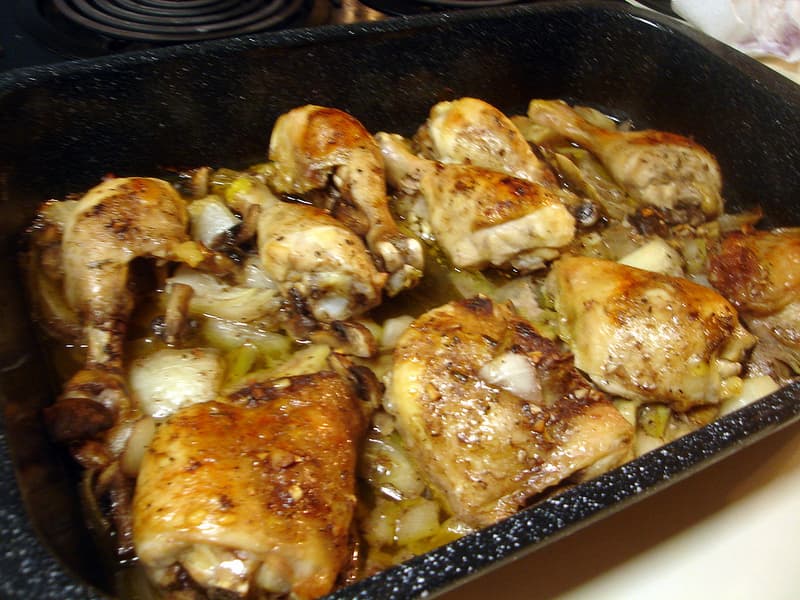 Pollo al horno con alcachofas y limón