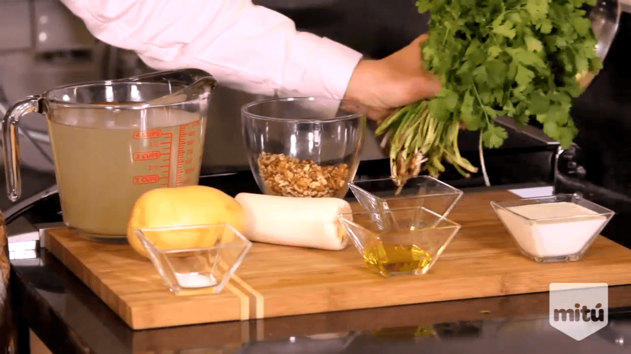 Declicioso y saludable caldo de cilantro con papas