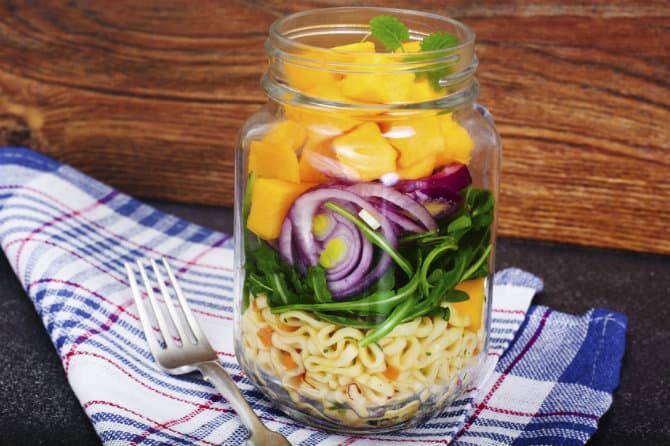 ¡Tenés que probarlas! 11 ensaladas en frascos muy simples y riquísimas
