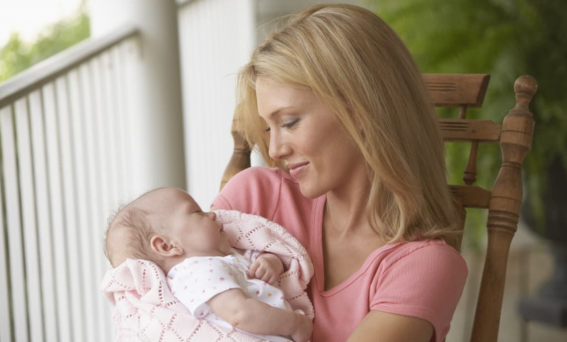 3 consejos para sostener a un bebé si no sabes cómo hacerlo