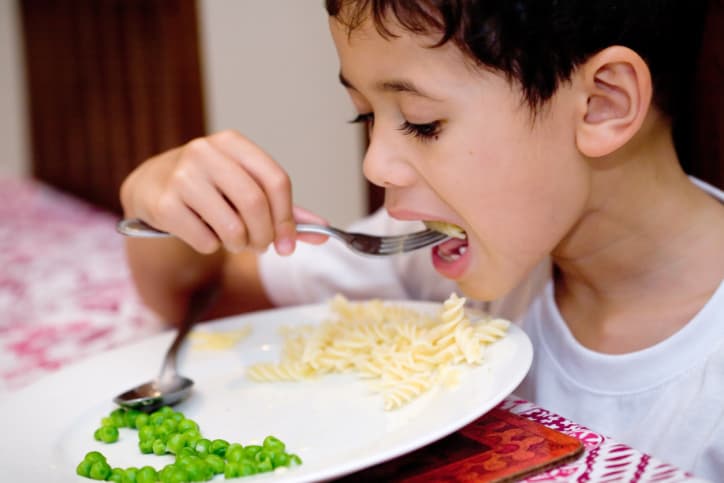 Cómo corregir malos hábitos alimenticios en niños