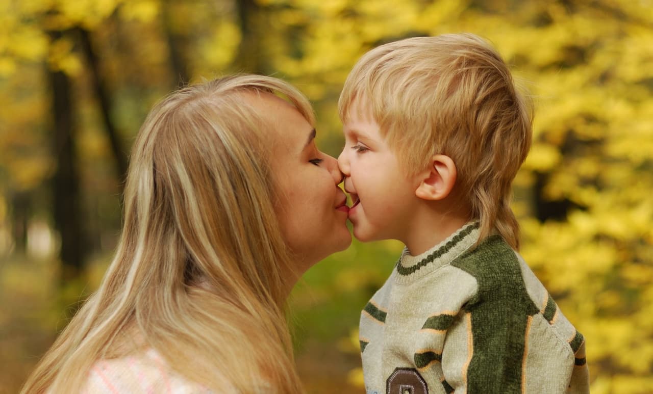 ¿Besar a los hijos en la boca cuando son pequeños es contraproducente?