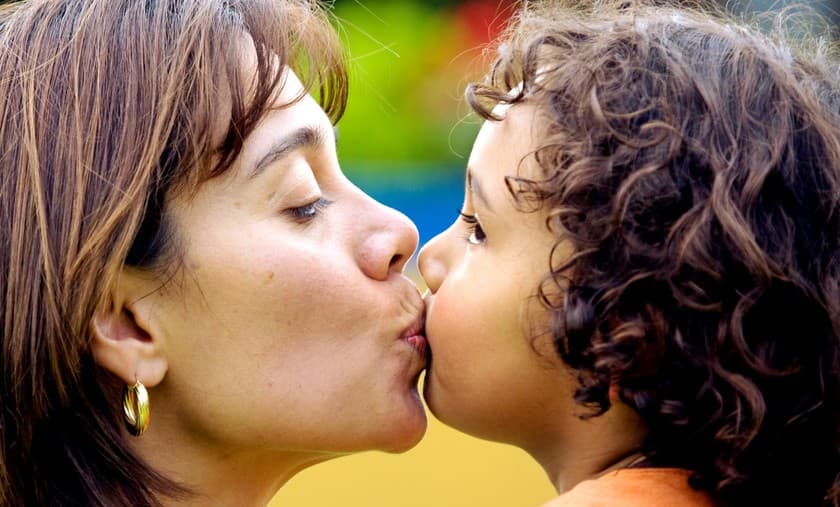 Besar a los bebés en la boca, ¿sí o no?