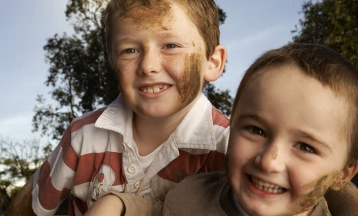 Beneficios de que los niños jueguen en la tierra