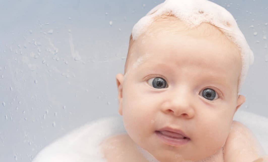 Cómo bañar a un bebé recién nacido
