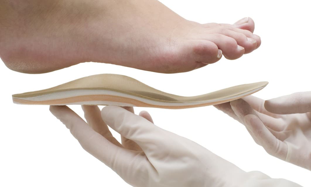 ¿Cómo saber si un niño necesita zapatos ortopédicos?