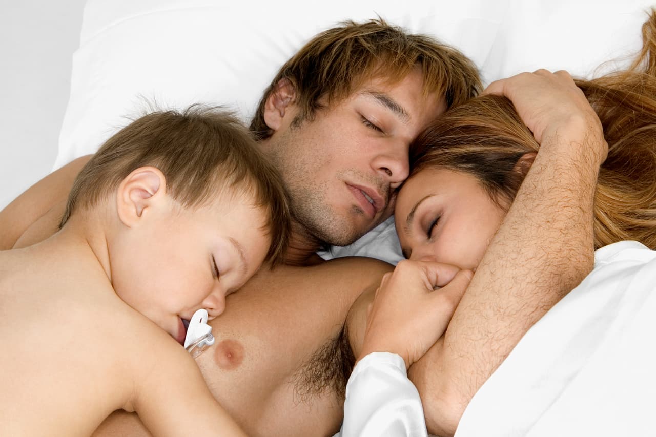 Según la ciencia, dormir con tu hijo podría ocasionarle un serio problema