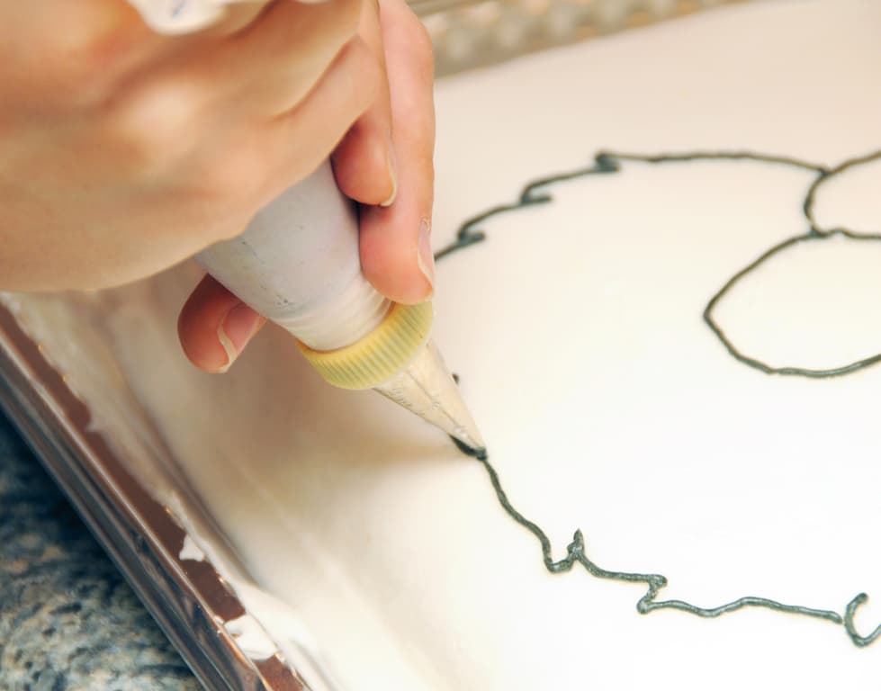 Cómo decorar un pastel de cumpleaños infantil