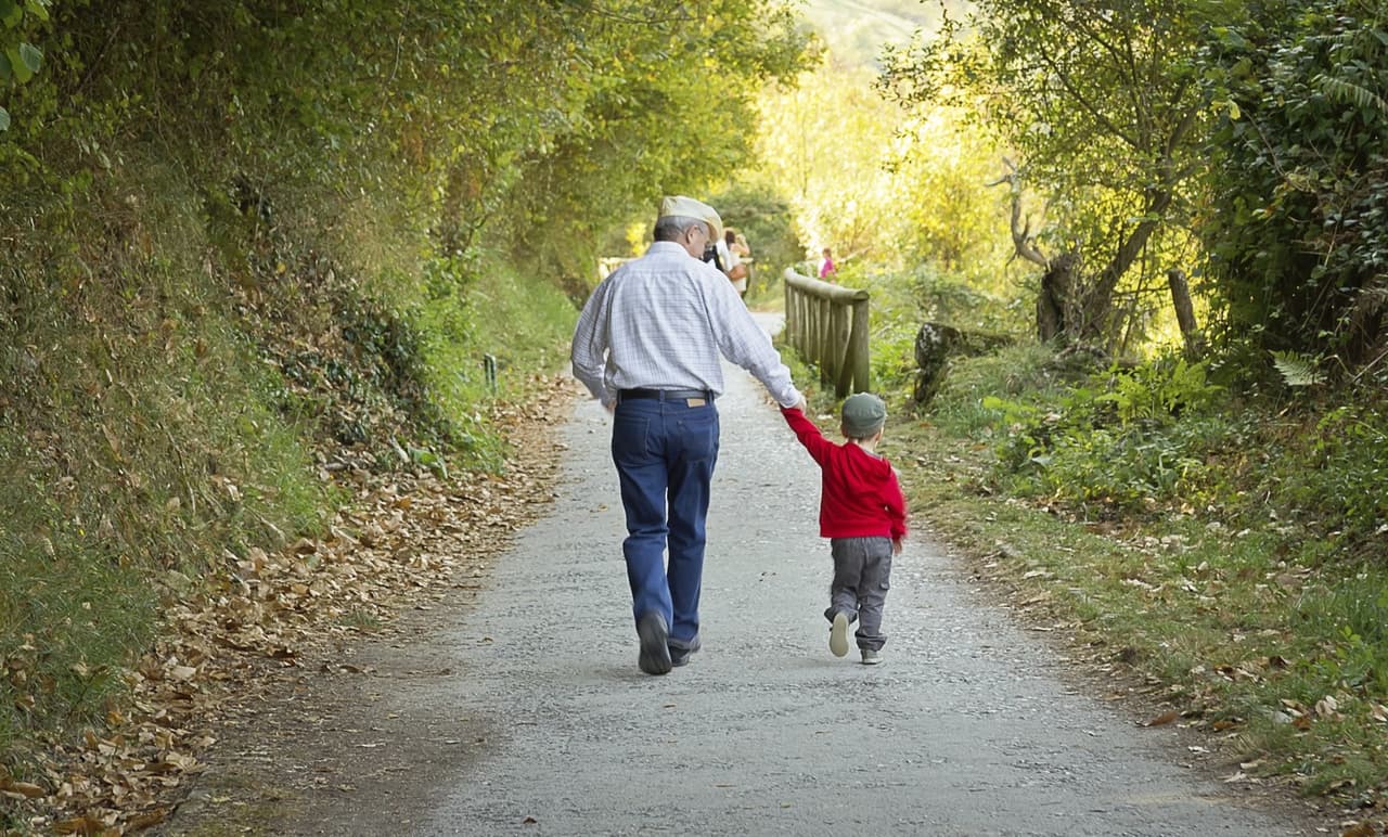 Un abuelo recibió una invitación de su nieta para pasear y su reacción te hará extrañar al tuyo