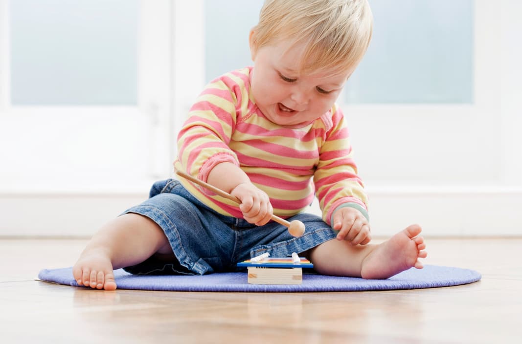 ¿Tu bebé ya se sienta solo? Pediatras explican cuál es el siguiente paso en su desarrollo