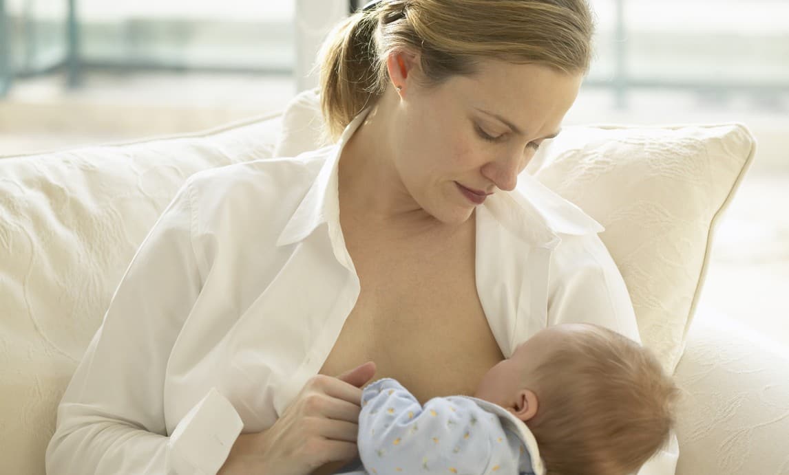 Las mejores posiciones para amamantar a un bebé