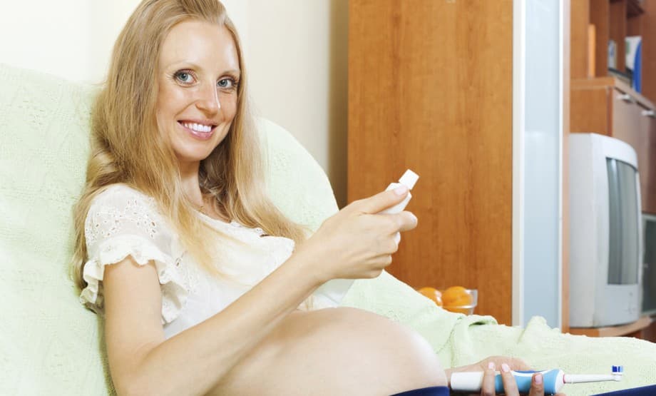 Por qué tratar las encías sangrantes en el embarazo