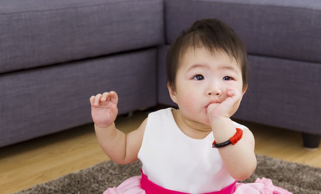 ¿Qué debo hacer para que mi hijo deje de chuparse el dedo?