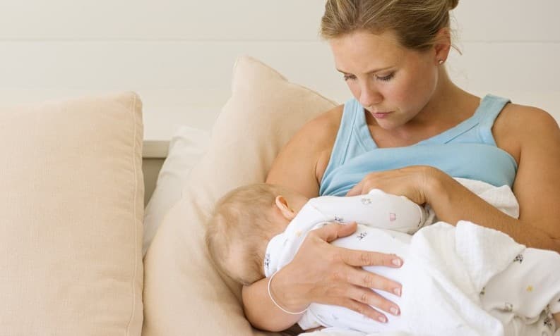 ¿Se puede amamantar con implantes mamarios?