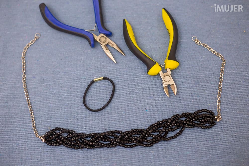 Haz una elegante tiara con un collar reciclado y un elástico para cabello