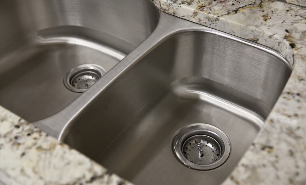 ¿Tu triturador de basura apesta? ¡Aquí te enseñamos una forma simple de limpiarlo!