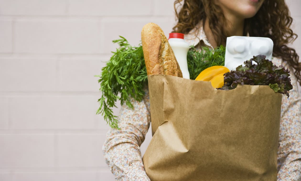 ¿Cuál bolsa contamina menos? ¿De papel o plástico?