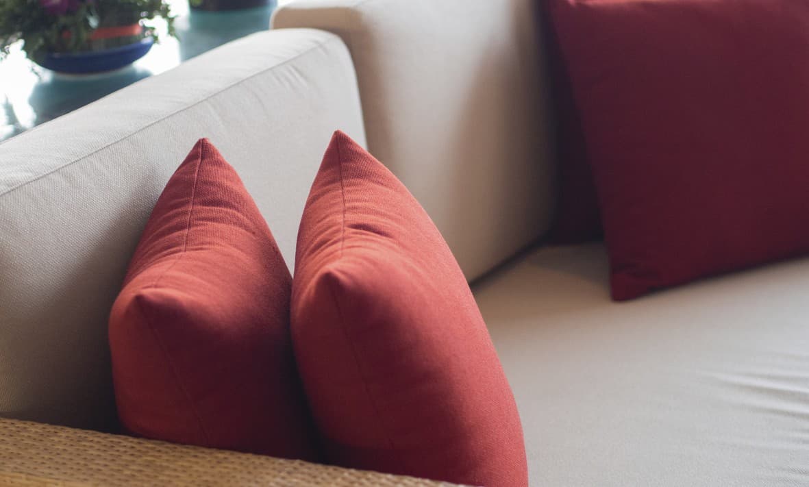 9 ideas para darle vida a un sofá de color claro