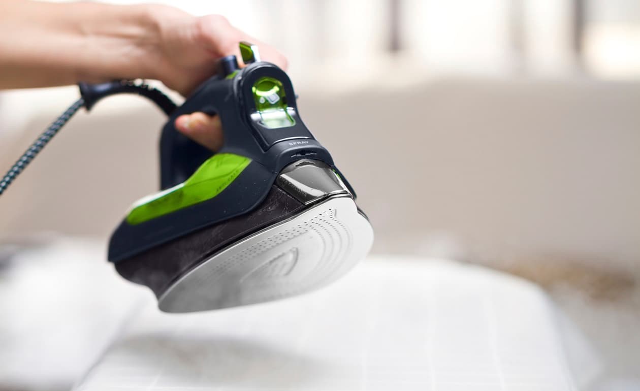 Aprende cómo descalcificar una plancha de vapor
