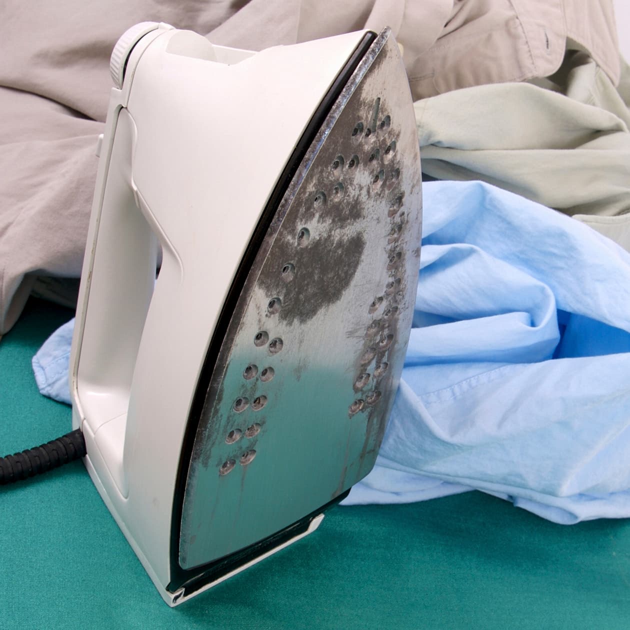 Cómo limpiar tu plancha a vapor