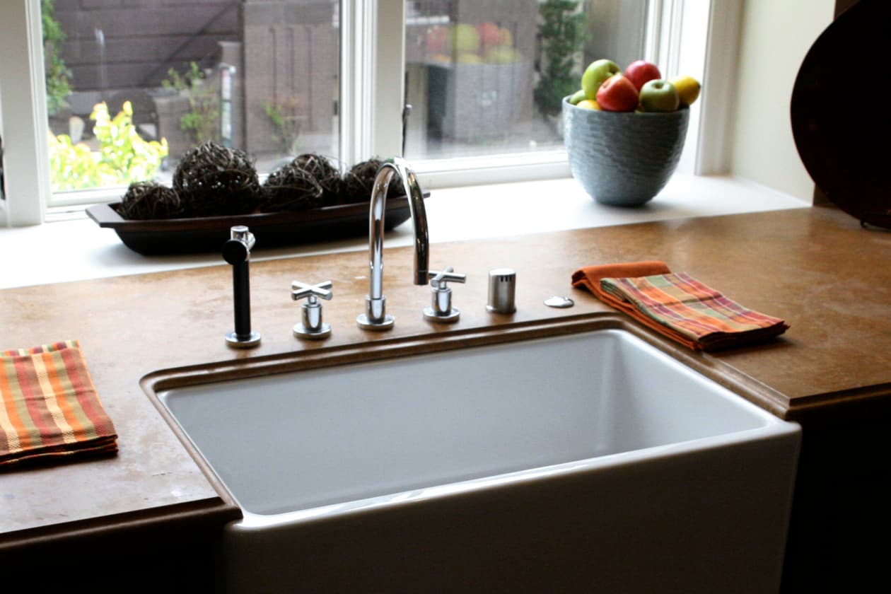 Cómo limpiar un fregadero de porcelana