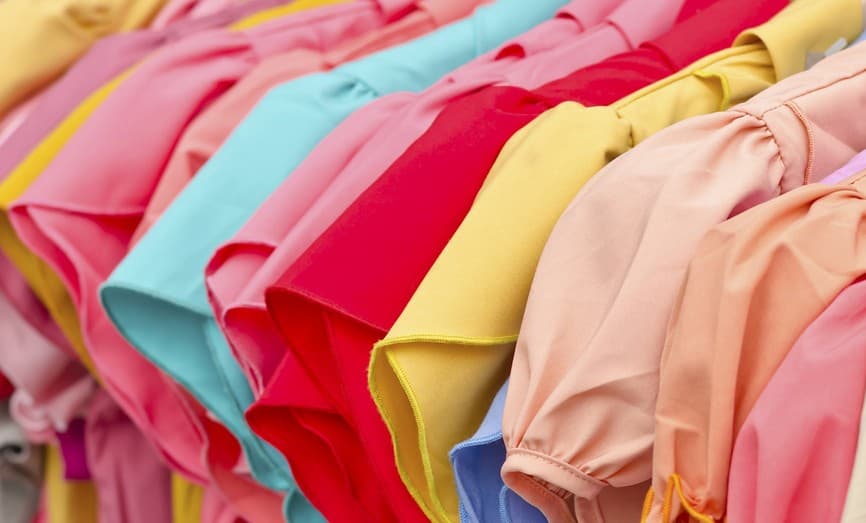 Creativos percheros y estanterías hechos en base al reciclaje