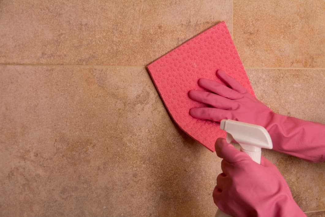 Cómo limpiar las paredes de color