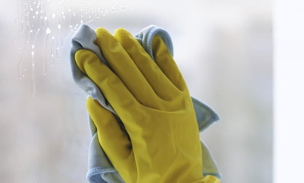Cómo quitar la grasa de los vidrios