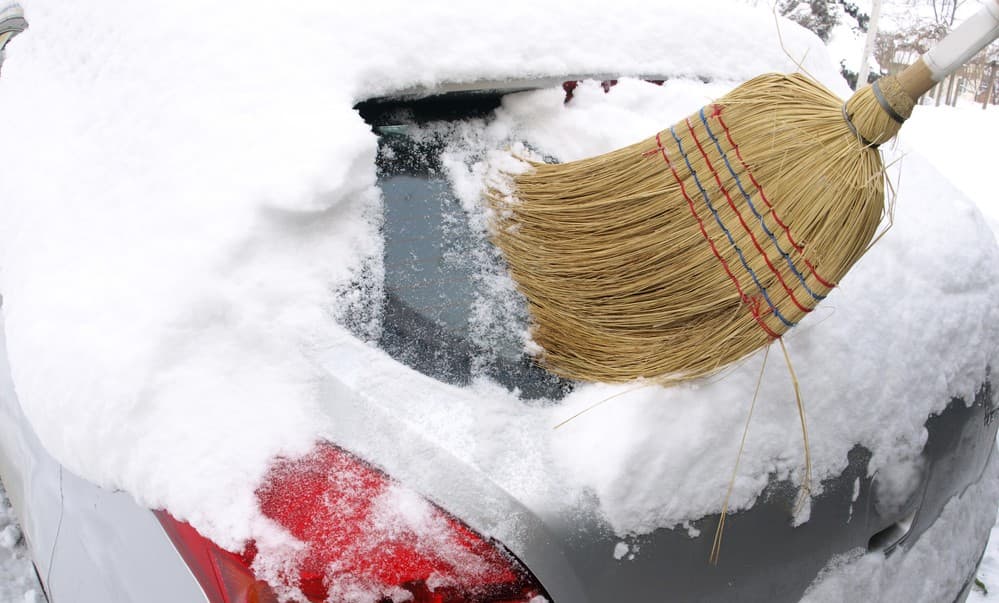 Cómo quitar la nieve del coche