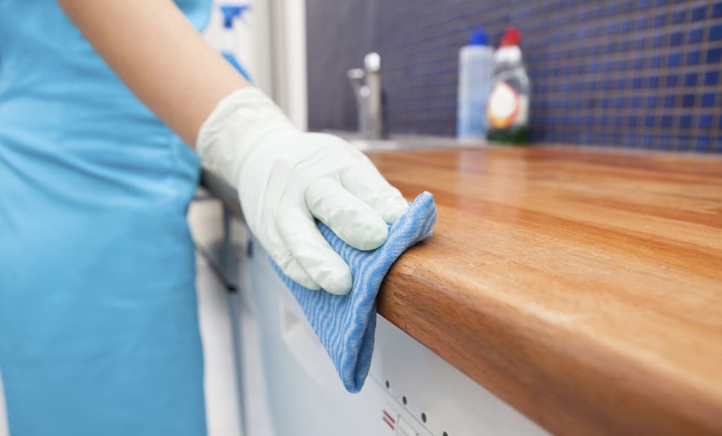 Cómo quitar las manchas blancas de calor de una mesa