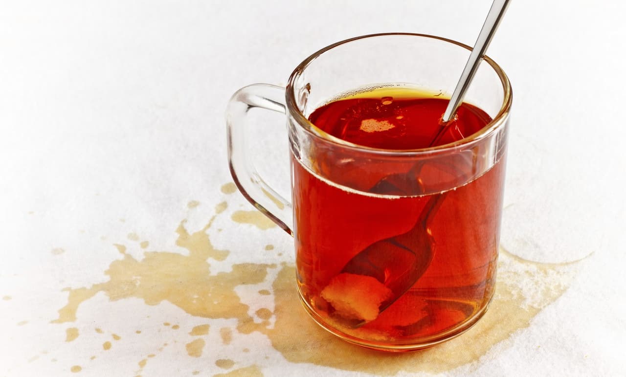 Cómo sacar manchas de té de un mantel