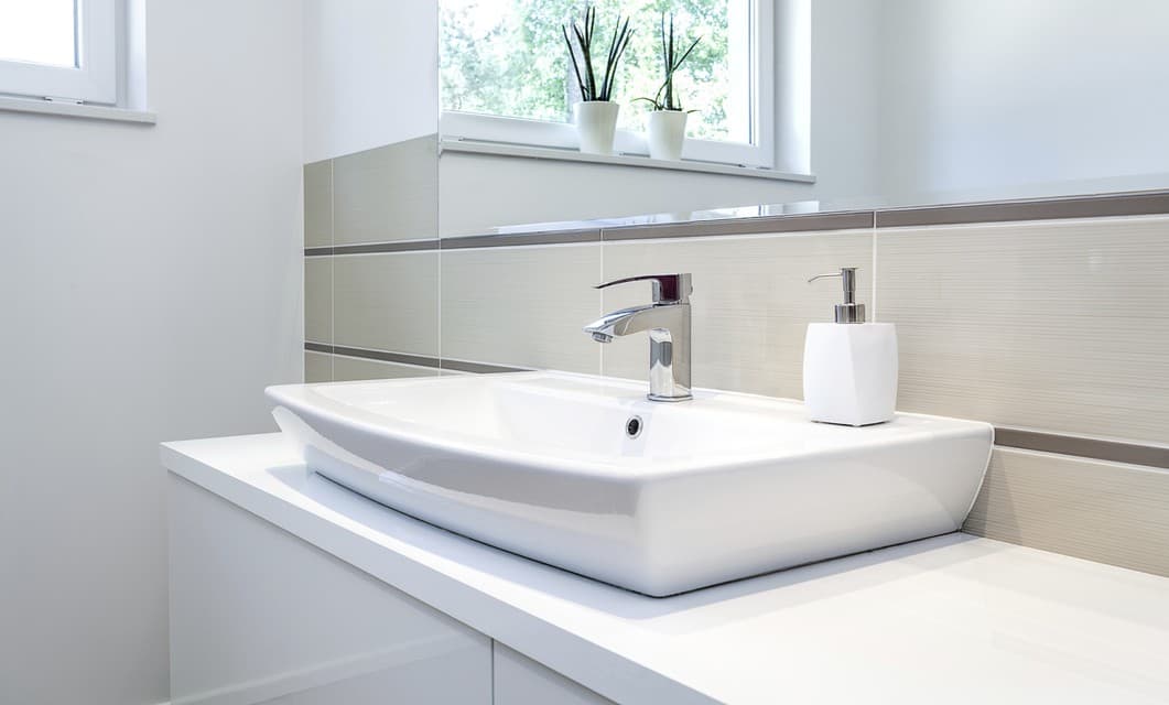 Guía básica para limpiar los accesorios del baño