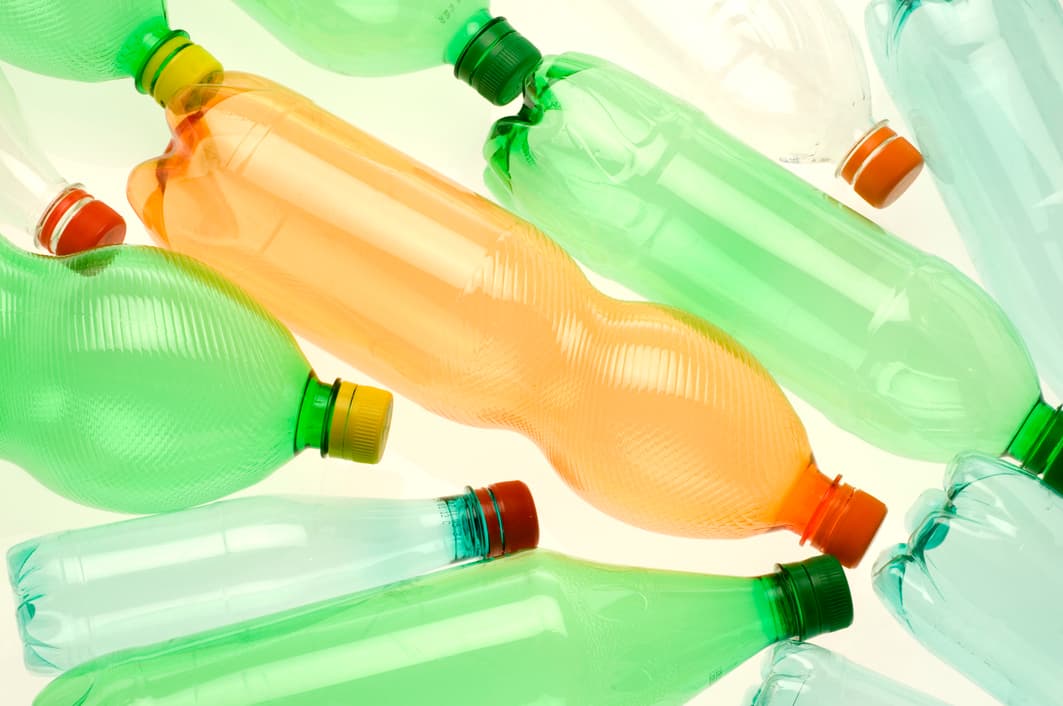 Rellenar tu botella de plástico es una muy mala idea: ¿por qué?