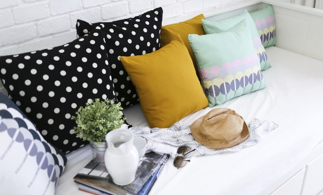 Tips para combinar los cojines del sofá con buen gusto
