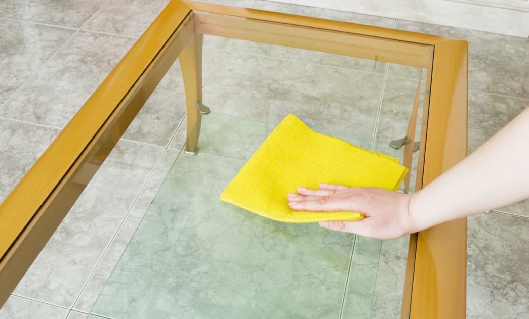 Tips para eliminar y prevenir rayones en muebles de vidrio