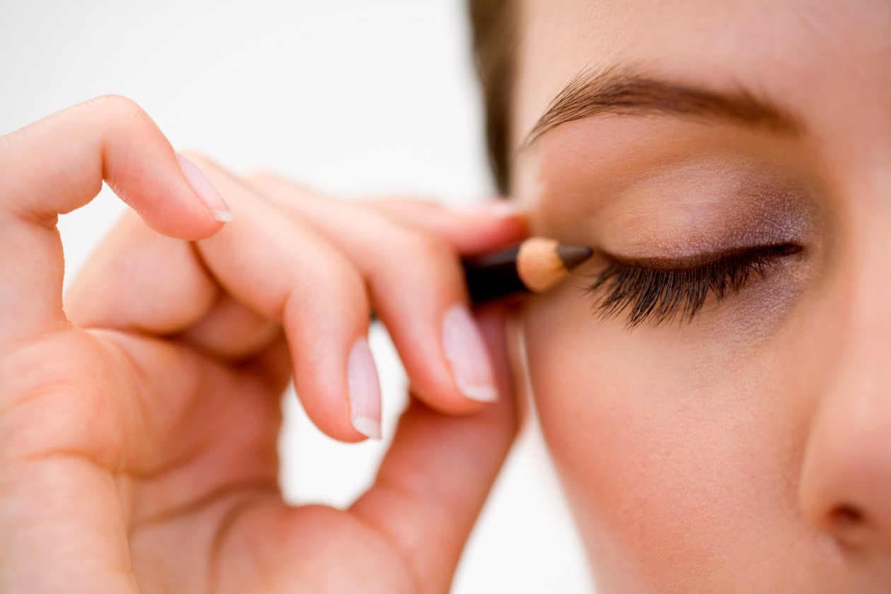 7 ERRORES que cometes al delinear tus ojos y no te habías dado cuenta