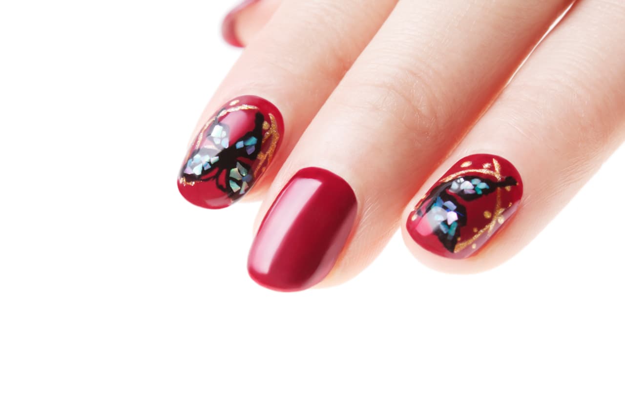 Dermatólogo aconseja: pegamento instantáneo en el esmalte hace que la manicura dure dos semanas, ¿lo crees?