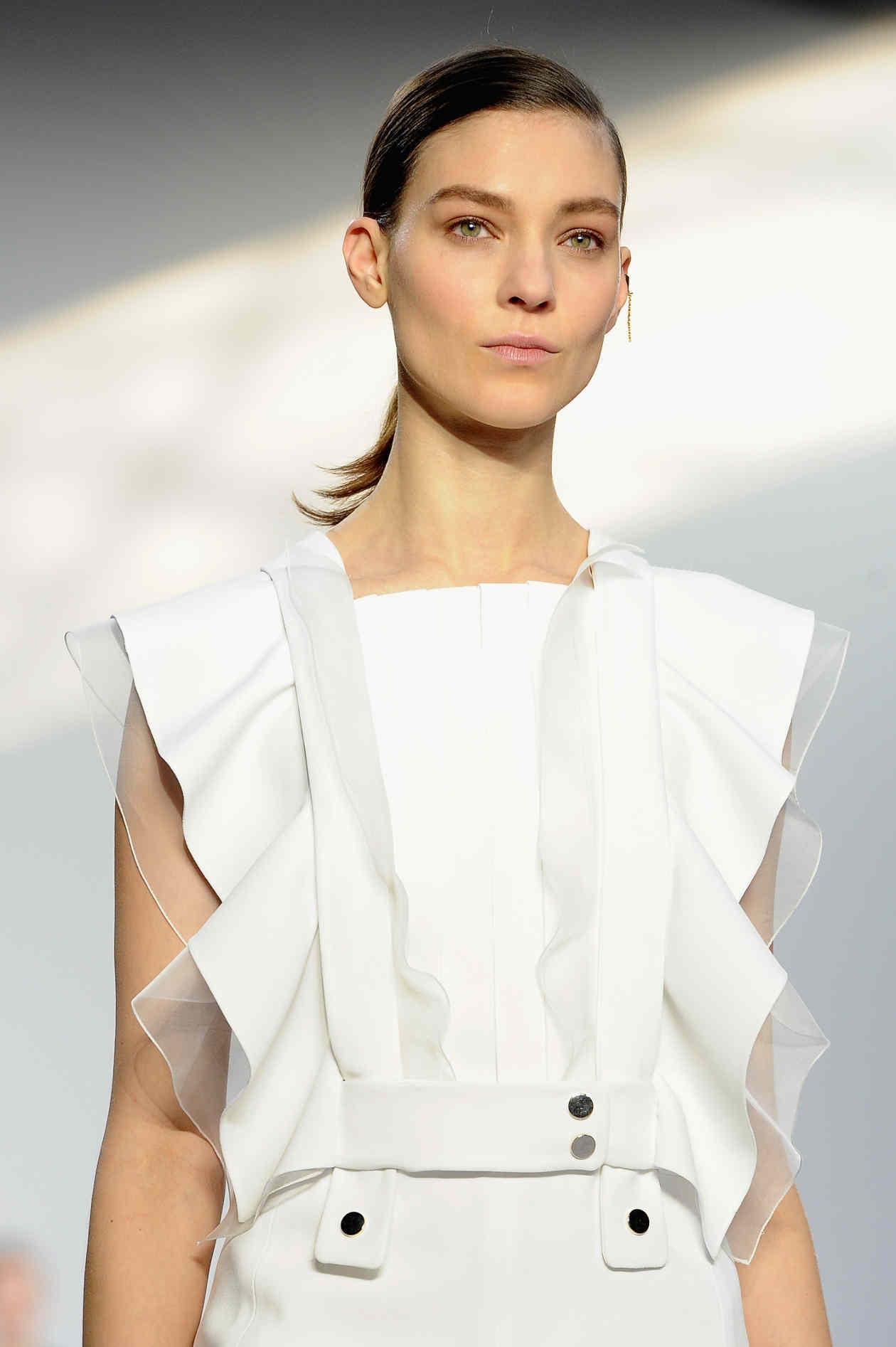 Cómo usar blusas con volados