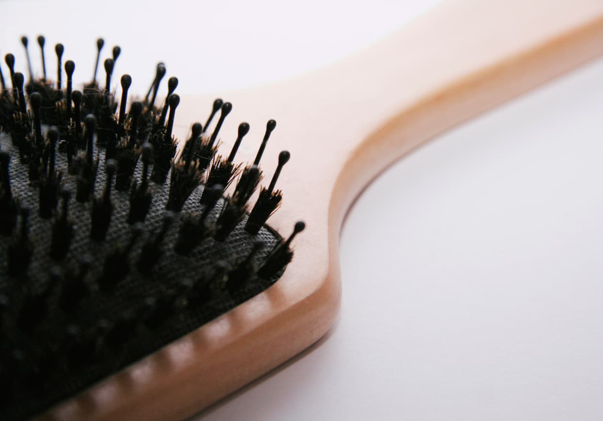 Cómo limpiar tu cepillo de pelo