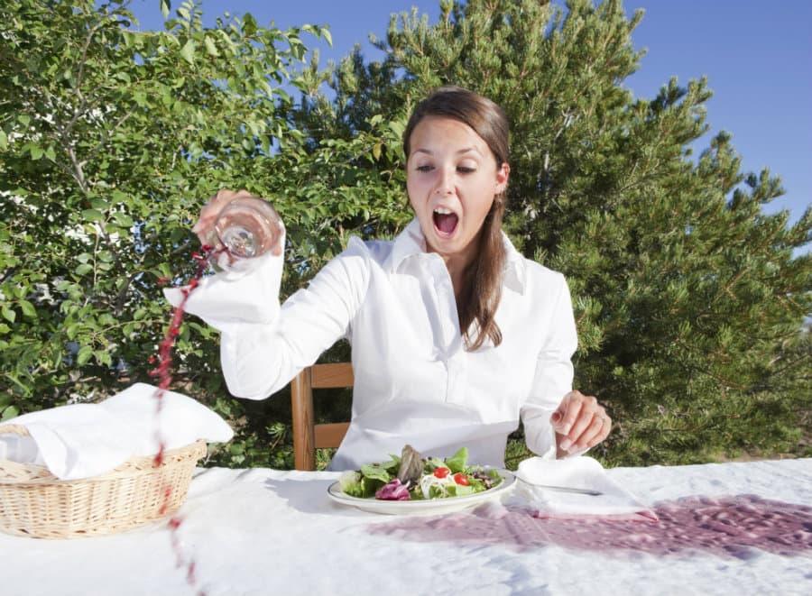 Cómo remover manchas de vino