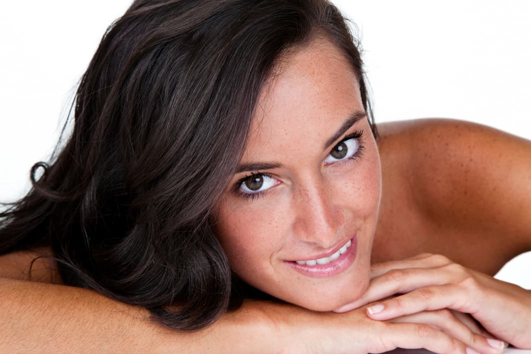 Rostro bronceado con maquillaje