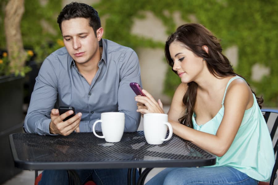 6 señales de que tu smartphone está arruinando tu pareja