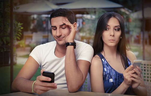 11 signos de que un hombre coquetea contigo pero tiene novia